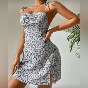 Blue Daisy Tie-Strap Mini Dress. Size: M